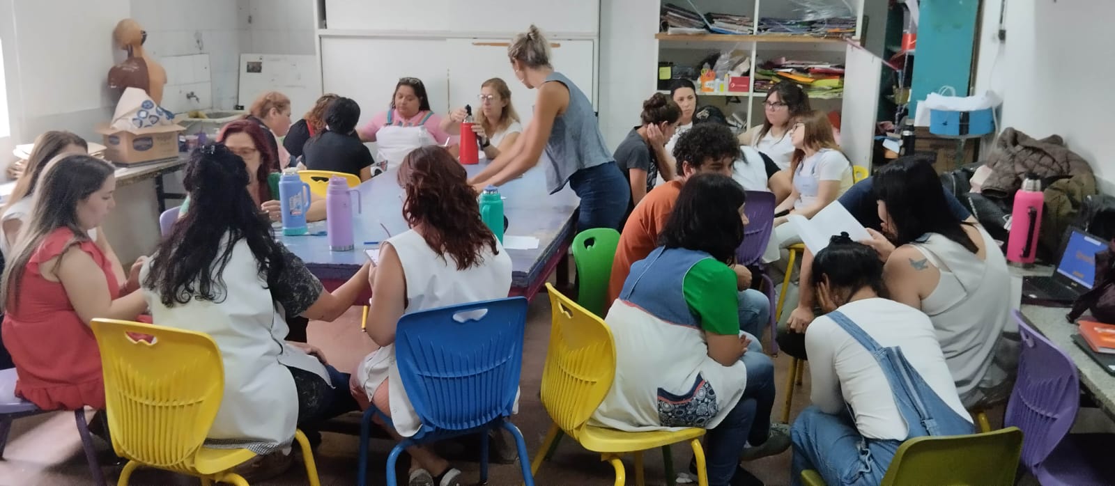 Personas colaborando en taller